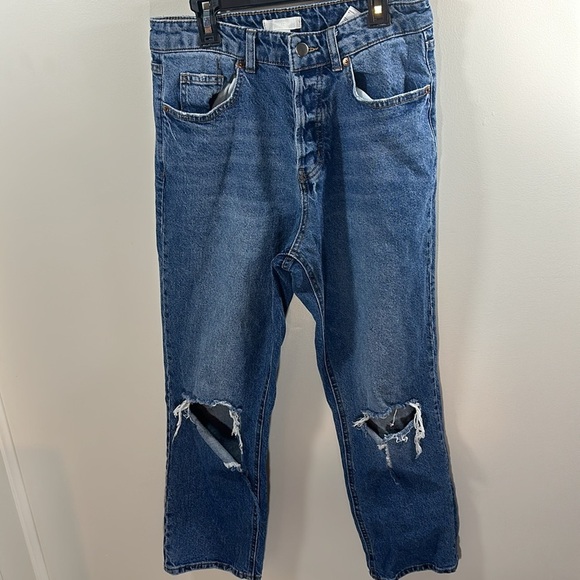 H&M Woman's Siize 8 High wasted Buttoned Jean Hole distressed Cropped  boyfriend - Picture 1 of 7